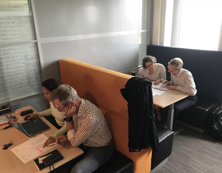 Medewerkers die in een kantooromgeving werken