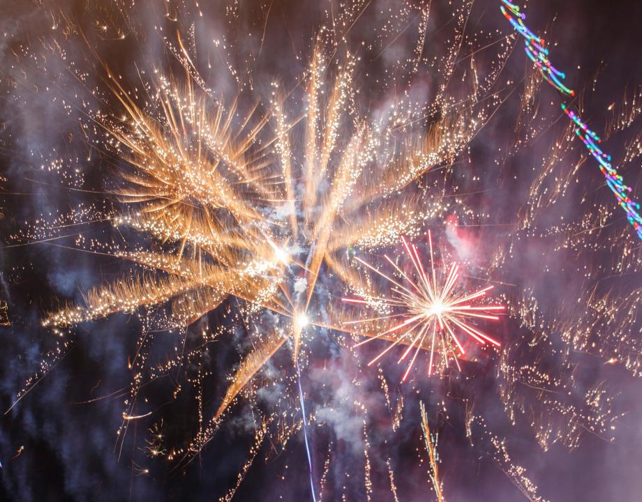 Vuurwerk in de lucht tegen een donkere hemel