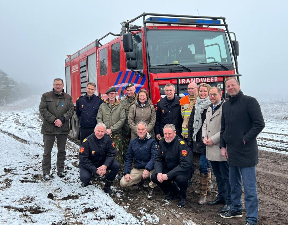 Minister van der Wal en de brandweer