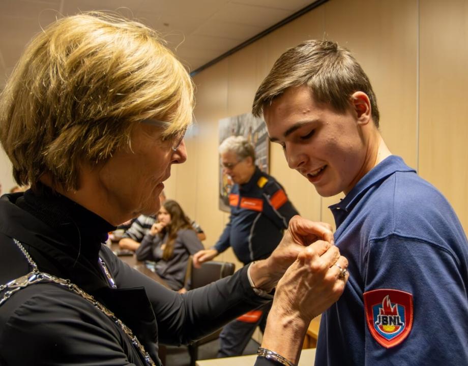 Medailles uitreiking Jeugdbrandweer door burgemeester Annette Bronsveld