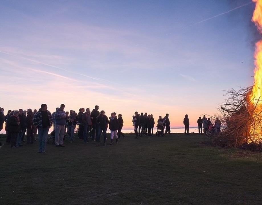 mensen kijken naar een paasvuur