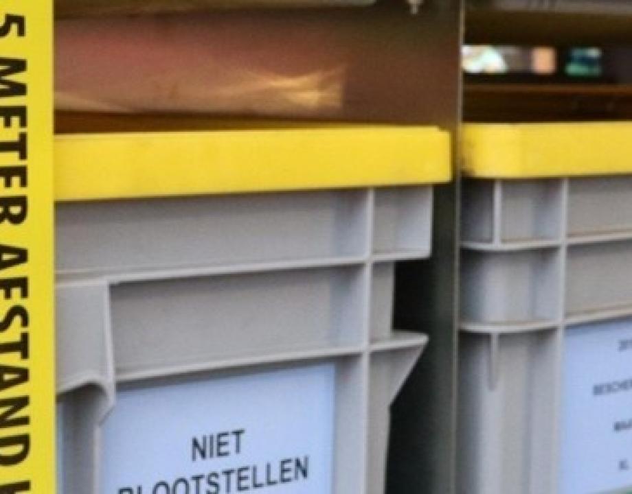 Boxen met gevaarlijke stoffen sticker in een magazijn