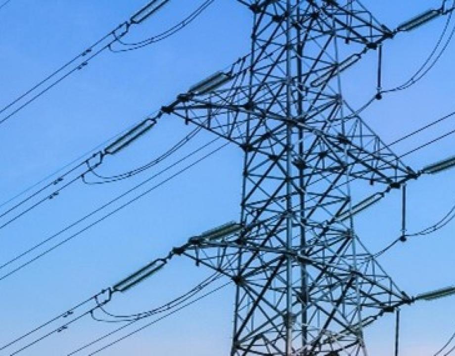 Hoogspanningsmast met blauwe lucht achtergrond