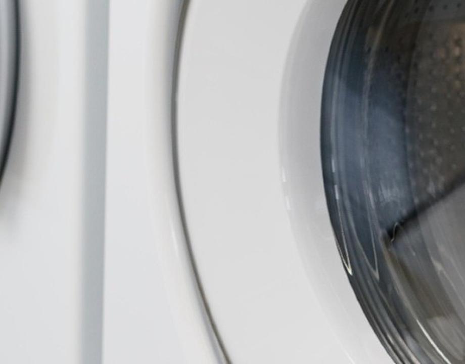 Wasmachine en wasdroger naast elkaar