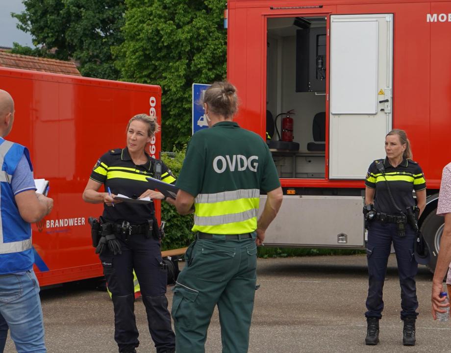 Hulpverleners van politie, brandweer en GHOR in overleg bij een mobiele commando unit