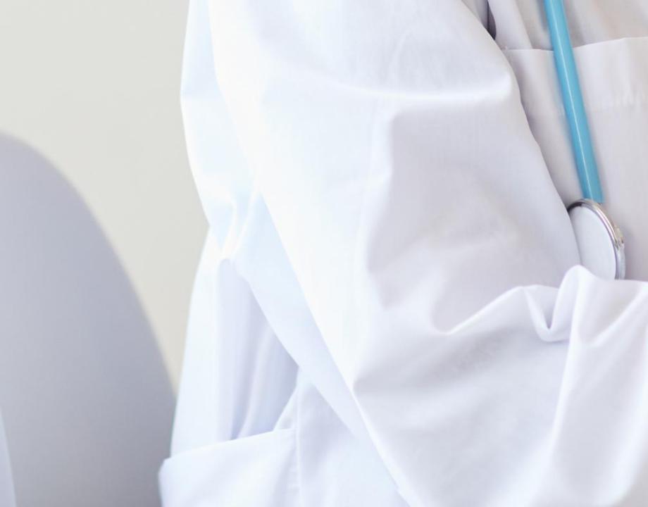 Zorgmedewerker achter een laptop