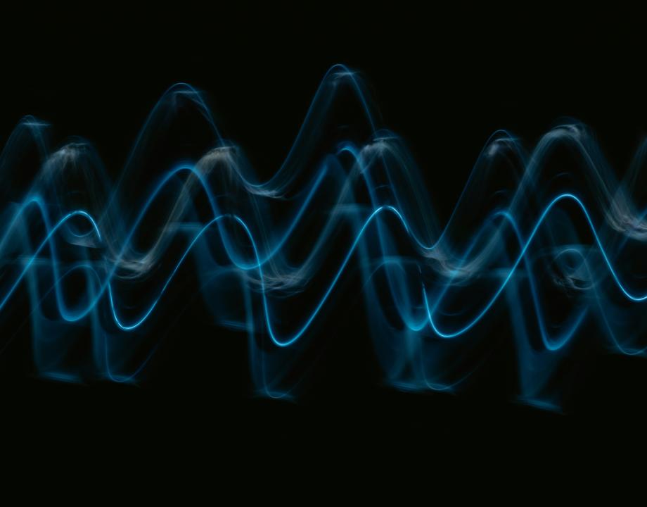 zwarte achtergrond met blauwe golven in dunnen lijnen