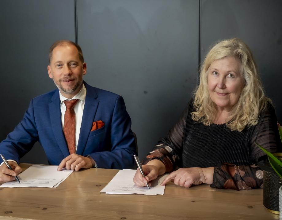 Jan Nathan Rozendaal en Ria van der Sluis tekenen overeenkomst