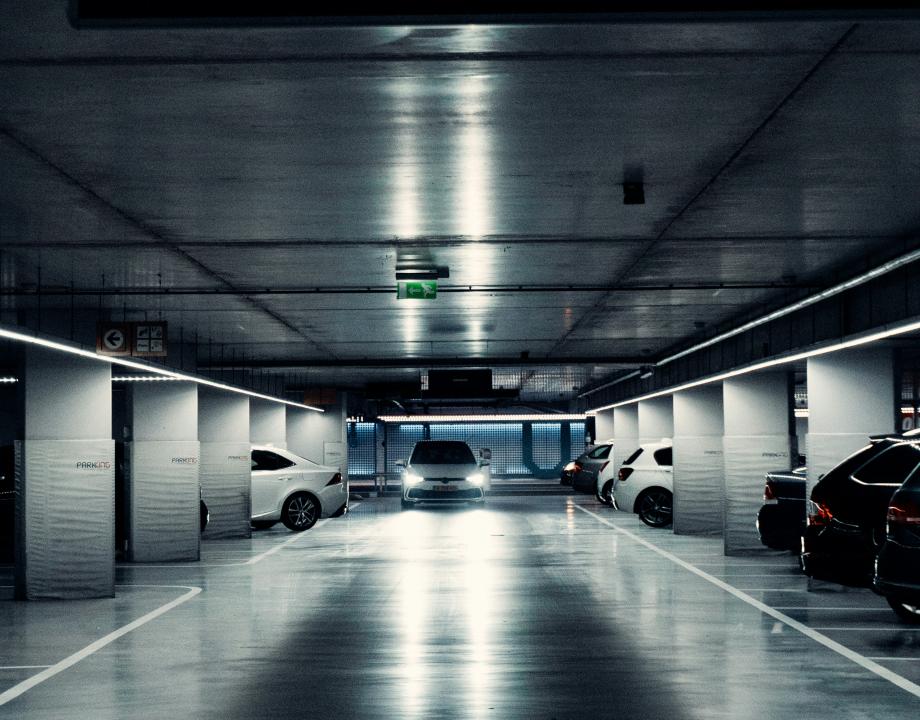 Parkeergarage met weinig verlichting