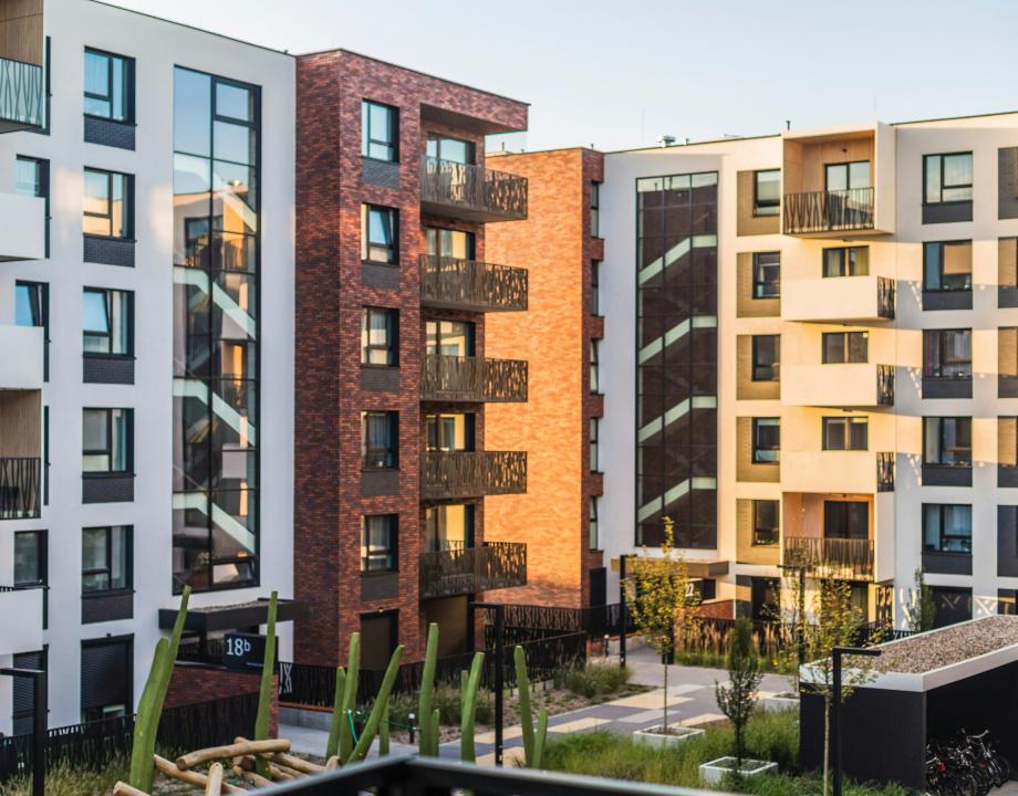 appartementencomplexen met op de voorgrond een klein park en een fietsenstalling
