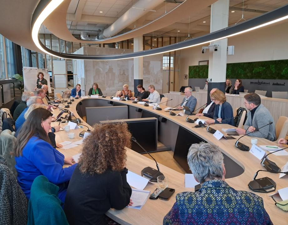 Bijeenkomst bestuurders zorginstellingen tijdens oefening