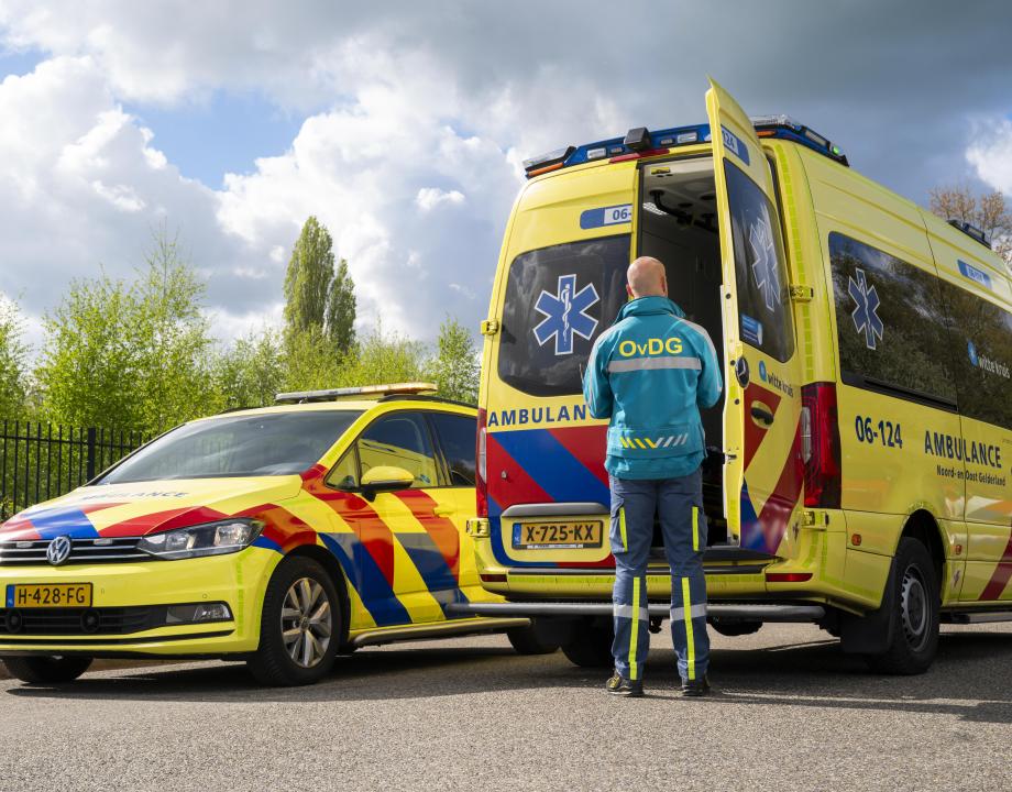 Twee ambulances en een GHOR hulpverlener die bij een ambulance staat