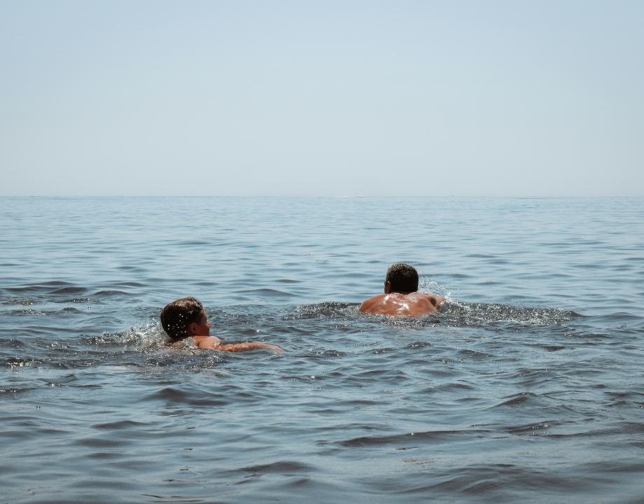 Twee mensen zwemmen in open water